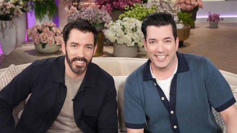 12 Tricks HGTV Stars Use to Keep Their Homes Smelling Fresh<br />