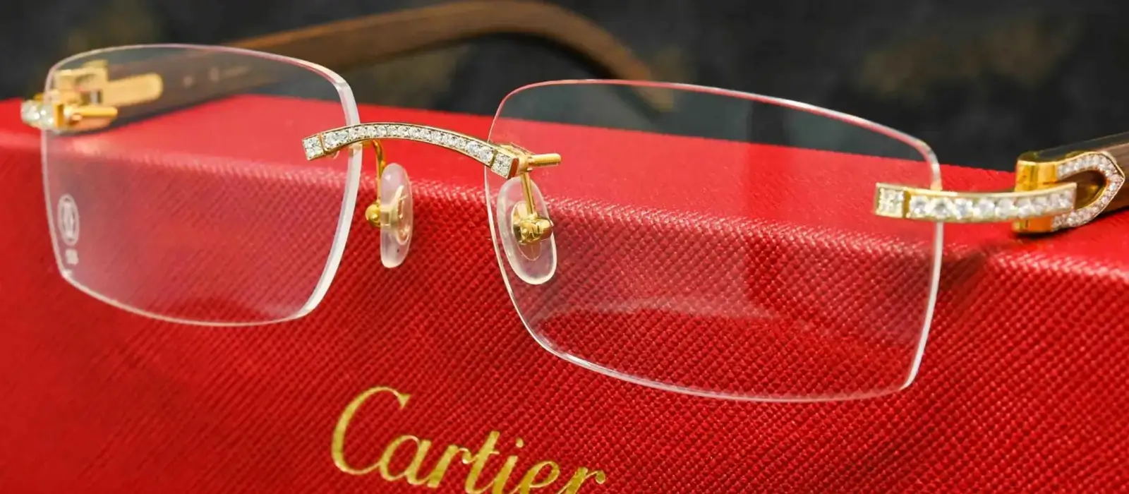 The CT0052O in a modern wardrobe